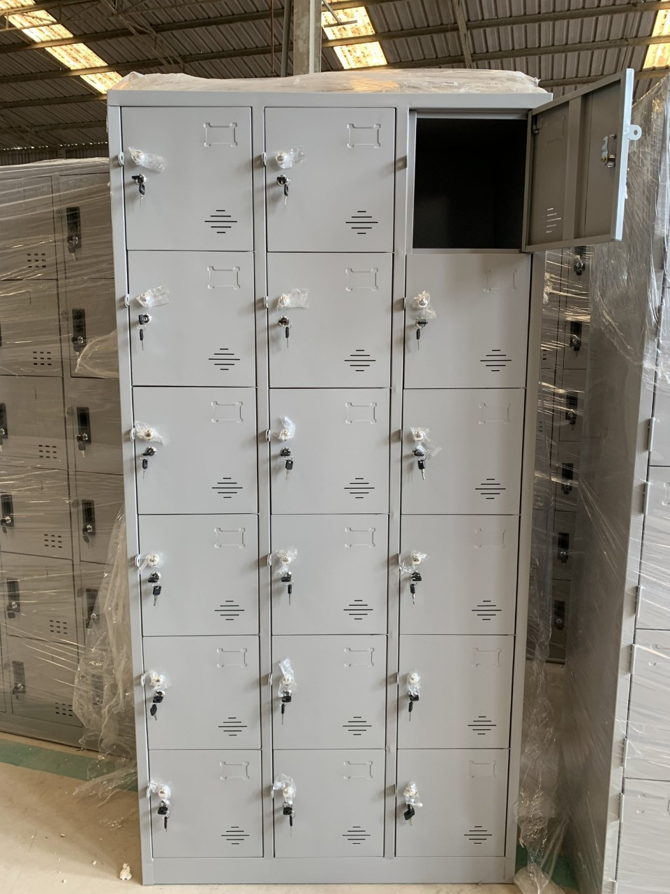 Tủ locker hàn liền 18 ngăn